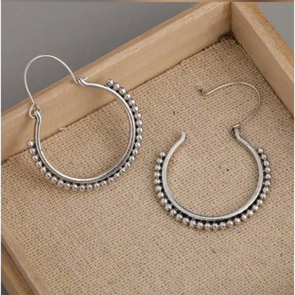 Exquisite Mini Circle Shaped Earrings - Picture 6 of 8